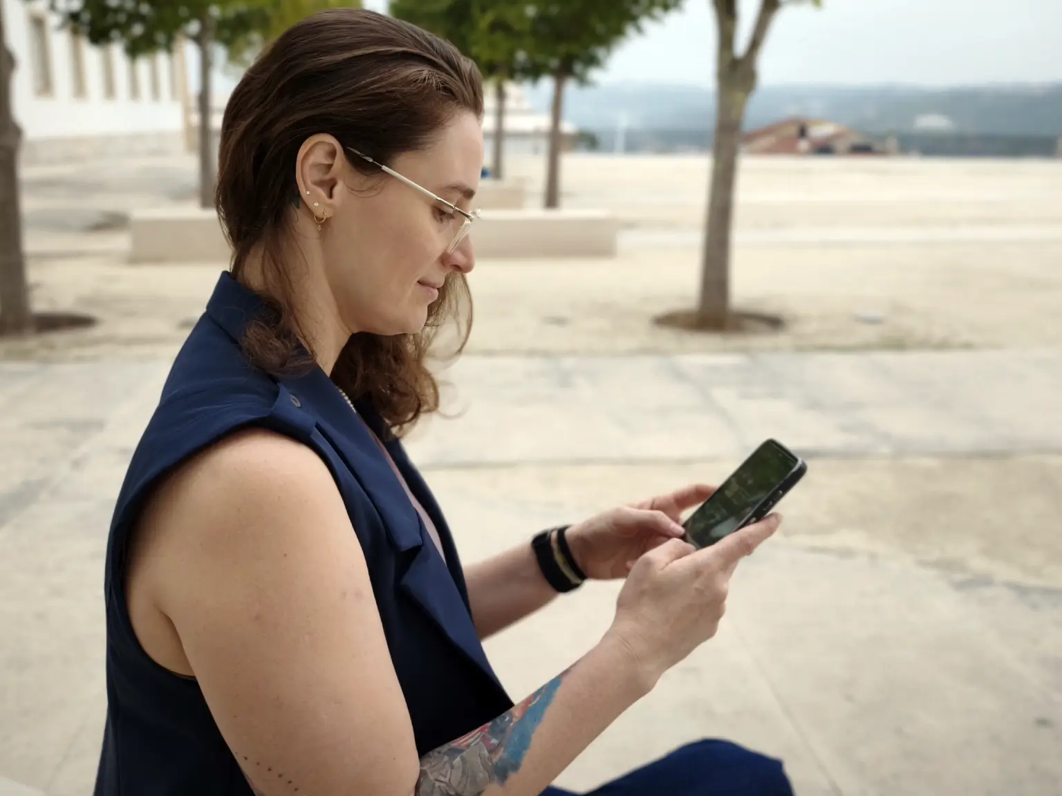 Ana, usando o telemóvel para contactar com os seus clientes.