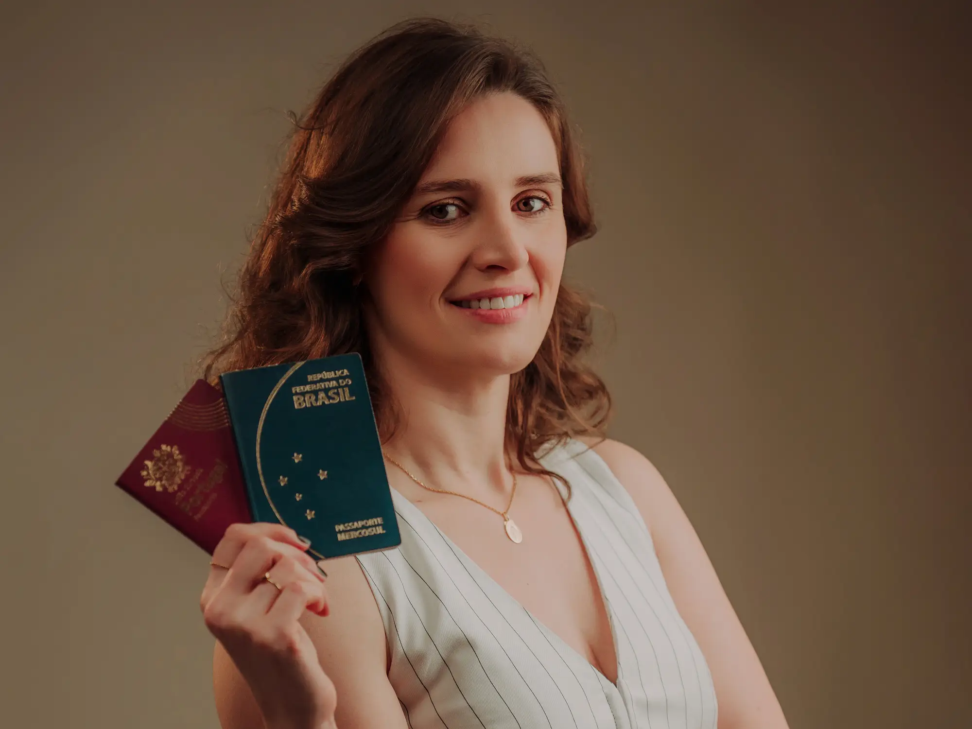 Ana Flávia a segurar dois passaportes na mão: um de Portugal e outro do Brasil.
